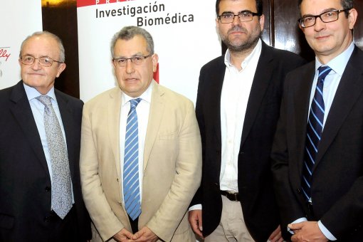 (From left to right):  Dr José Antonio Gutiérrez, Lilly Foundation honorary advisor; awardees Dr Luis Alberto Moreno Aznar and Dr Eduard Batlle; and Dr José Antonio Sacristán, director of the Lilly Foundation