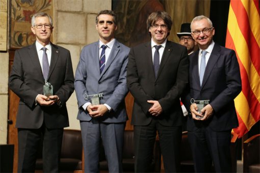El presidente Carles Puigdemont, con los tres galardonados (Generalitat de Catalunya)