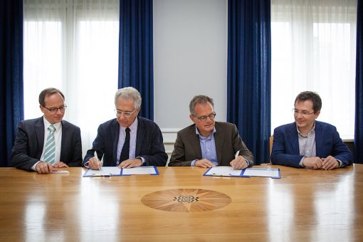 Joan J. Guinovart and Peter Smits have signed collaboration agreements between the two organisations.