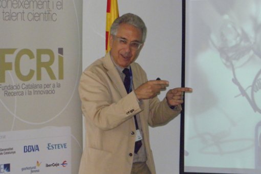 The IRB Barcelona director during the presentation in the new initiative "Cafe amb la Recerca" which brings together science and companies (Photo: FCRI)