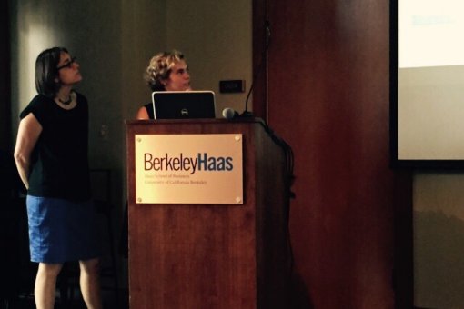 Teixidó i Bayó presentant el projecte d'un pèptid antibiòtic a la Haas Business School de la University of California Berkeley com a part del programa de formació en innovació