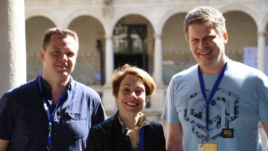Travis Stracker, Renata Basto i Jens Lüders, organitzadors de la BioMed Conference
