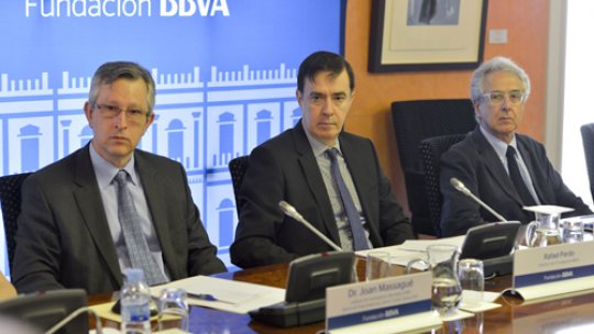 Joan Massagué (left), Rafael Pardo (center) and Joan Guinovart (right) during the press conference held in Madrid. Author: FBBVA
